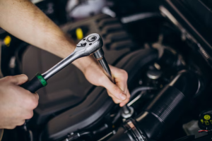 homem-de-reparos-fazendo-servico-de-carro_1303-26863